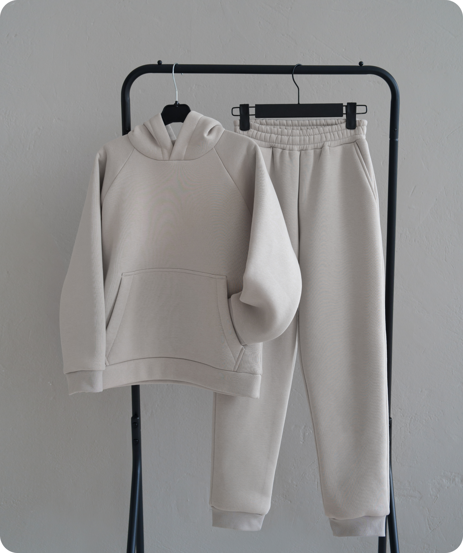 Tracksuit manufactured from recycled-yarn fleece